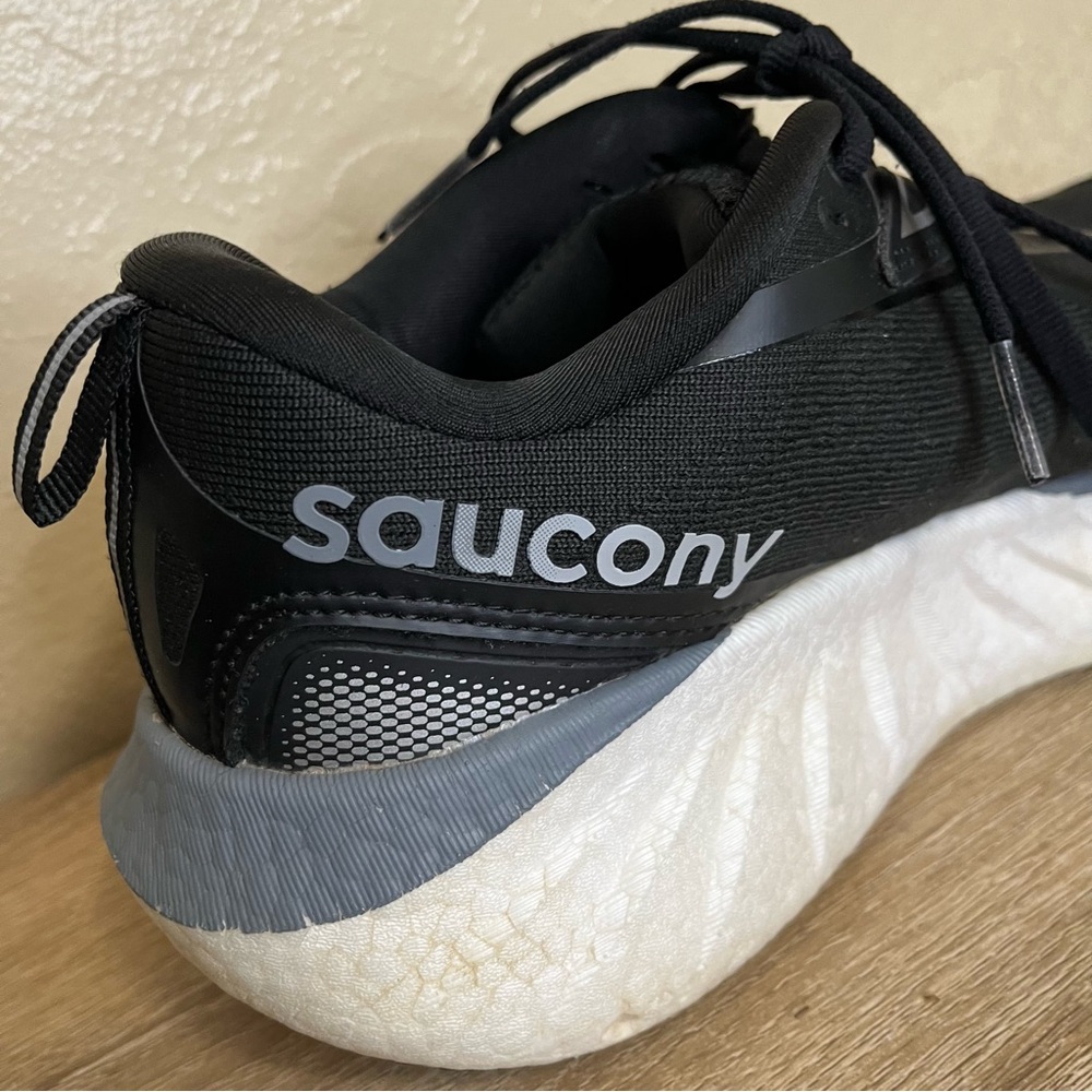 Saucony Triumph 22 Shoes Womens 9.5 Wide Black White Daily Road Walking Trainer - Picture 8 of 13